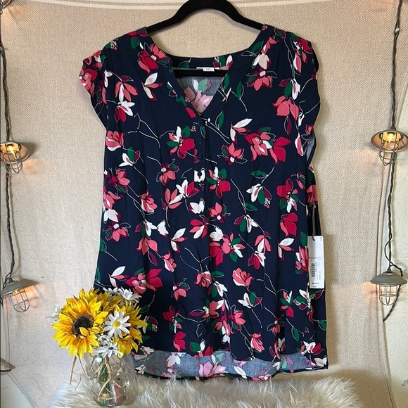 Liz Claiborne Tops - Floral V-Neck‎ Women's Top